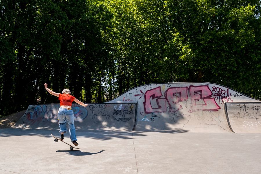 Skatend meisje